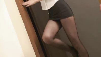 ស្ត្រី Horny ពេញលេញនៃការជល់មាន់ជញ្ជក់ដោយមានអារម្មណ៍រីករាយទាំងអស់