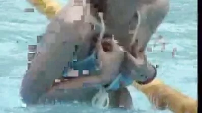 ត្រង់វ័យក្មេងលួច Squirting និង cums