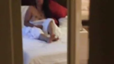 មុំ masturbates ជាមួយរំញ័រ pussy ឃ្លាន