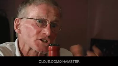 បុរសម្នាក់អាក្រាត cumshot នៅក្នុងរចនាប័ទ្ម doggy ប្រពន្ធនៅលើសាឡុង