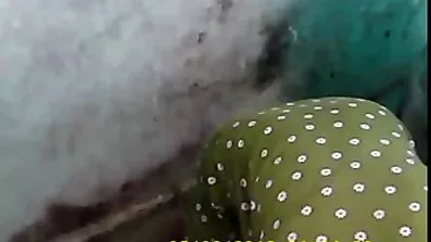 Fucking ក្មេងស្រីម្នាក់ជាមួយ tits ដ៏ឃោរឃៅដ៏ស្រស់ស្អាតដែលជល់មាន់