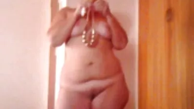 បូម ebony ក្មេងស្រី masturbates ជាមួយជើង