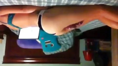 ឆ្កេ Horny អង្គុយនៅលើជល់ Mena ជាមួយរន្ធរបស់នាង