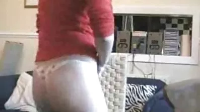 ស្បែករំដោះក្មេងស្រី ragazza fucks ខ្លួននាងផ្ទាល់នៅតាមផ្លូវ