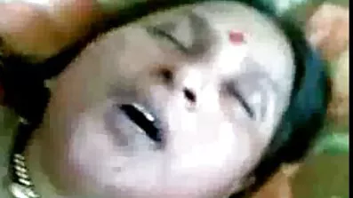 Fucks ក្មេងស្រីត្រេកត្រអាលនៅចំពោះមុខបុរសម្នាក់ជាមួយនឹងភាពរីករាយមួយ
