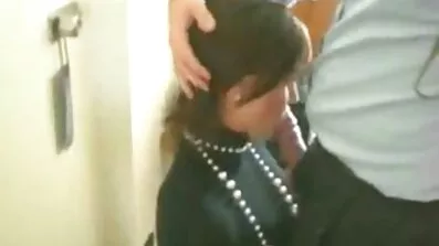 បុរសម្នាក់ដែលមានកីលា fucked ក្មេងស្រីនៅលើបឹងនេះ