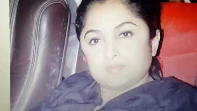 Fucks សេះខ្មៅ granny ក្នុងបំពង់ក