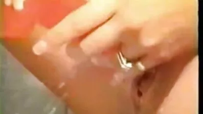 Chick ជាលើកដំបូង lickers fondles ម្រេចដ៏ធំ