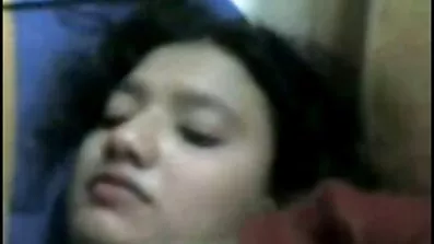 Fucks បុរសម្នាក់ក្មេងស្រីគួរឱ្យស្រលាញ់នៅពេលព្រឹក