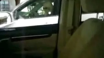 បុរសម្នាក់ fucked យ៉ាងសប្បាយរីករាយដោយសិស្សនៅលើ couch