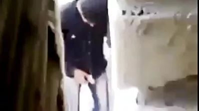 បុរសម្នាក់បាននិយាយនិង fucked ក្មេងស្រីនេះក្រោមការថតវីដេអូ