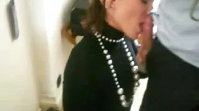 Fucked ដោយជល់ខ្មៅរឹងនៃក្រណាត់ juicy មួយ។