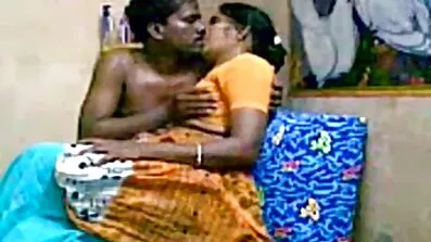 Fucked តាមរយៈជញ្ជាំងមួយដែលមានមាន់ត្នោតធំ