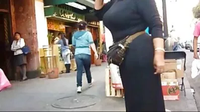 Brunette កំប្លែងទន់ភ្លន់ត្រូវចំណាយពេលលិង្គហើមនៅក្នុងមាត់របស់នាង