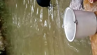 វ៉ែនតា drools chick ក្នុងអំឡុងពេល blowjob