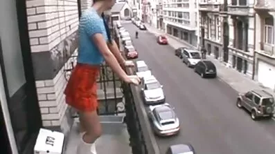 ផ្អែម masturbates ខ្លាំង pussy របស់នាងជាមួយនឹងការរុំស្ករគ្រាប់មួយ