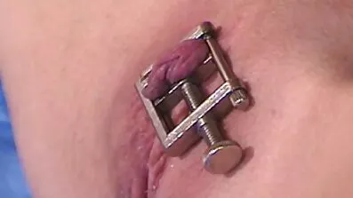 ព្រះនាងដ៏ប្រណិតប៉ះ pussy សើមរបស់នាងជាមួយនឹងដៃរបស់នាង