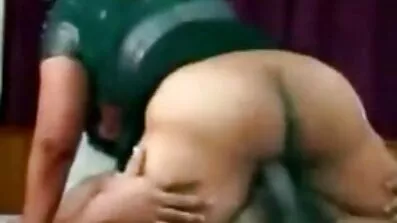 Fucks ប៍នមិត្តស្រីសំណព្វរបស់នាងនៅក្នុងវេន