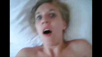 ម៉ាស្សាវ័យក្មេង fucked ម៉ាស៊ីនភ្ញៀវក្នុង Pissing