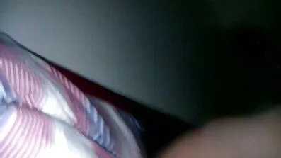 បុរសម្នាក់ fucking មានសំណាងជល់វ័យក្មេងនៅក្នុងមាត់និង pussy