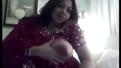 មេខ្មៅងប់ងល់ fucked ដោយមាន់ខ្មៅ