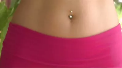 ស្ត្រីវ័យក្មេង Lusty ជញ្ជក់ជល់ឈរ
