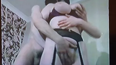 ទារកអាក្រាត stroking កាំម្ញីស្បែក