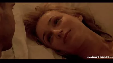 នៅលើគ្រែអាពាហ៍ពិពាហ៍ fucks ប្រពន្ធជាមួយនឹងវ៉ែនតា