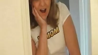 Fucks dude ទំពែកនៅក្នុង milf ផ្ទះបាយជាមួយទឹកដោះគោធំ