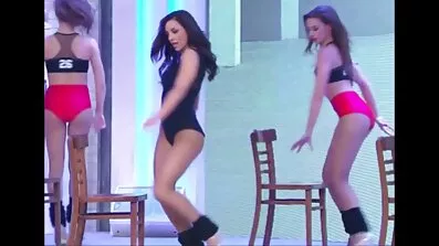 ក្រហមសក់ milf ត្រដុស pussy ជាមួយម្រាមដៃ
