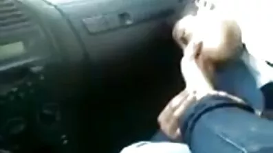 ម៉ាស៊ីនភ្ញៀវរហ័សរហួន fucked ស្ត្រីនៅក្នុងទ្វារមាស