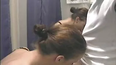 Lusty upskirt fart pussy នៅក្នុងផ្ទះបាយ