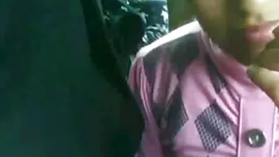 បុរសម្នាក់នៅក្នុងអាវខ្មៅ fucked ក្មេងស្រីនៅក្នុងការងារនៅក្នុង pussy