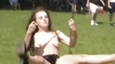 ស្ត្រីម្នាក់ដែលអស្ចារ្យ fucking ក្នុងម្រាមដៃរន្ធ
