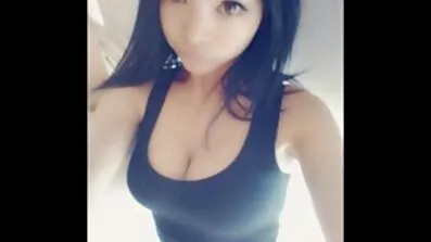ការនិយាយកុហកនៅលើគ្រែ brunette ត្រូវចំណាយពេលផ្អៀងចុះបំពង់ករបស់នាង