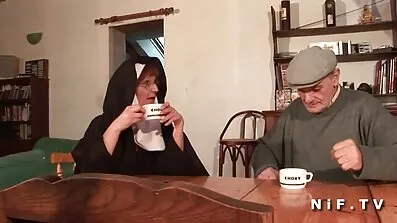 Blowjob ដែលមានបទពិសោធបំពេញបុរសម្នាក់ផ្សេងទៀត