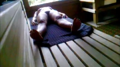 ក្មេងស្រីស្គមស្គាំង masturbates ជាមួយទឹកនៅក្នុងផ្ទះបាយនិងចេក