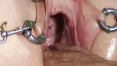 សាច់ដុំ macho fucks រដុបឆ្កេវ័យក្មេងនៅក្នុងរថយន្ត