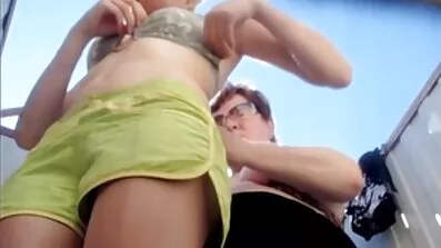 ផេះ-ប៍នតង់ដេ chick បាន bumped លានៅលើ phallus