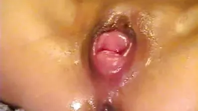 ទារក luscious ជាមួយទឹកដោះគោធម្មជាតិបានប្រគល់ទៅឱ្យមិត្តប្រុស
