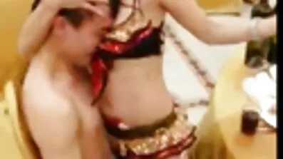 Cumshot ស្ត្រីមេផ្ទះដ៏ស្រស់ស្អាតពីរំញ័រនៅខាងក្នុង pussy