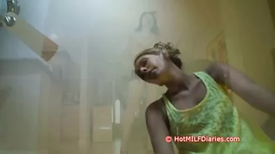 ក្មេងស្រីប៍នតង់ដេ masturbates និង pisses ពីការភ្ញាក់ផ្អើលនេះ