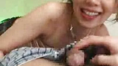 ក្មេងស្រី jerks យឺតបិទផ្អៀងមិត្តភក្តិរបស់បងប្អូនប្រុសរបស់