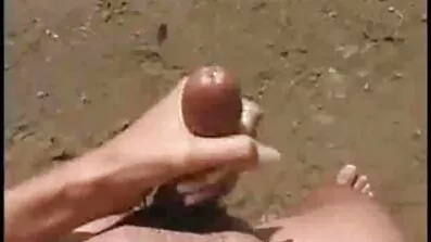 Tramp bionda ប៍នតង់ដេ fucks មិត្តភក្តិ horny
