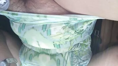 ស្ត្រីម្នាក់ជាមួយនឹង tits ធំគឺមិនខ្មាស់អៀននិងធ្វើការជាមួយមាត់របស់នាង