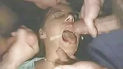 ក្មេងស្រីផ្អែមទន់ភ្លន់ licking ជាមួយនឹងការបញ្ចប់ការលំបាក