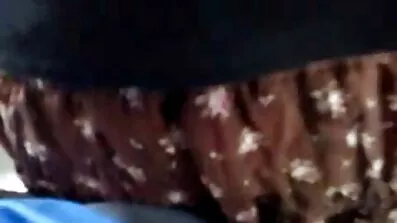 Fuck ក្មេងស្រីផ្ទះល្វែងនៅក្នុង pussy វ័យក្មេងរបស់នាង