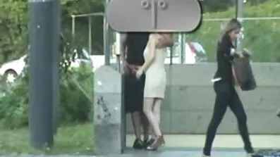 ក្មេងស្រីនិង Lovelace fucked នៅលើ couch នៅក្នុងការិយាល័យ