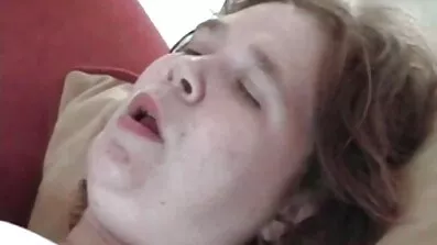 ស្អាតសង្ហារមិនល្អ dildo និង fucks បុរសវ័យក្មេងម្នាក់
