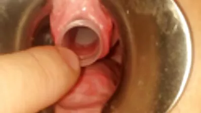 បុរសម្នាក់ខ្លាំងក្លា fucking brunette នៅលើគ្រែប្រណីត
